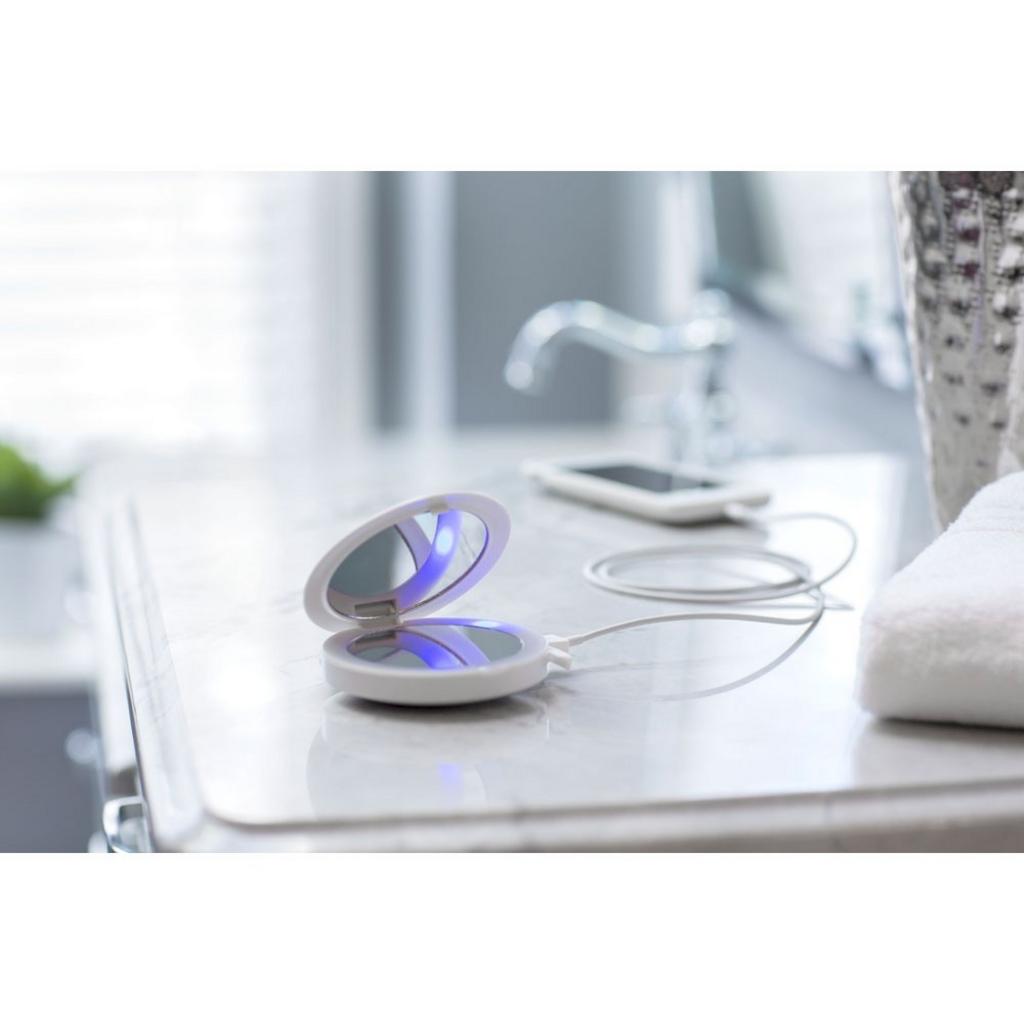 Pin 3.000 mAh và cổng sạc USB giúp gương trở thành phụ kiện 2 trong 1 tiện dụng.