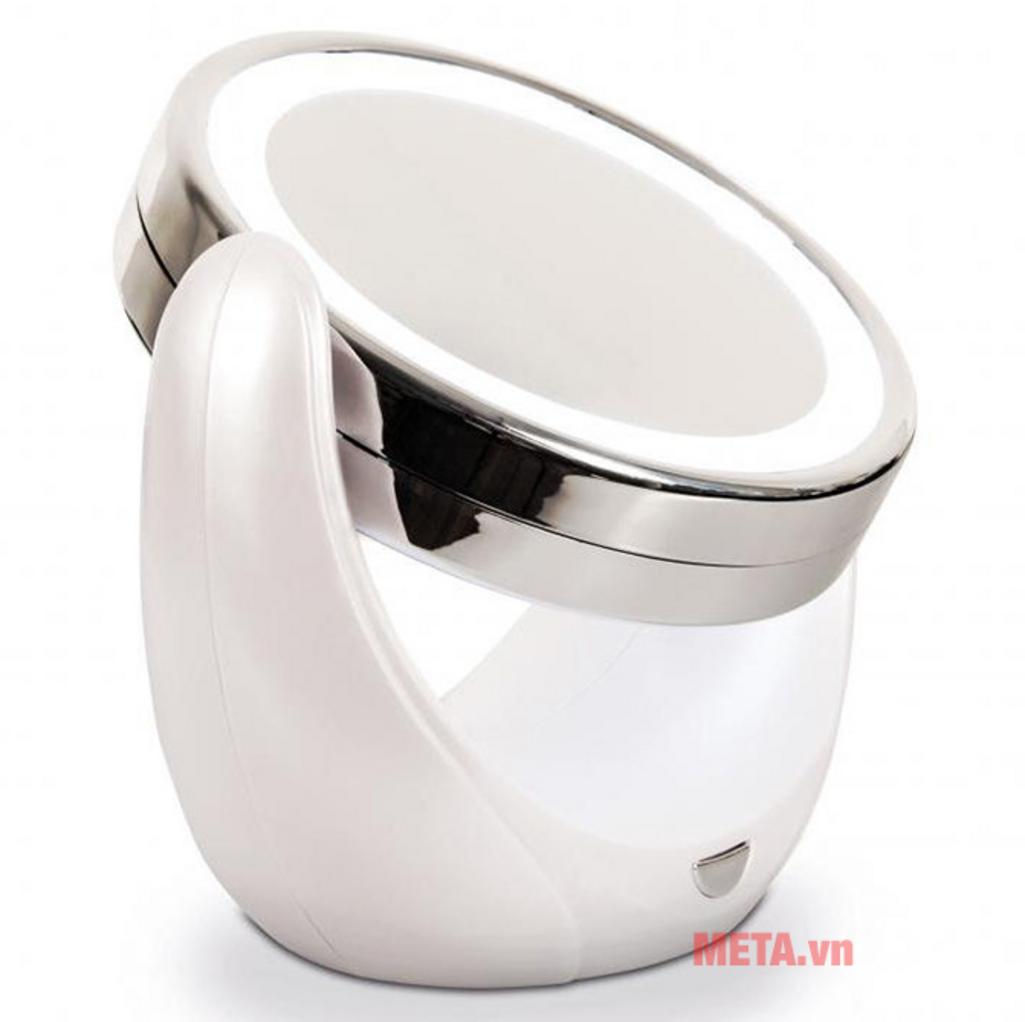 Đèn LED tích hợp hỗ trợ soi rõ khi trang điểm ban đêm.
