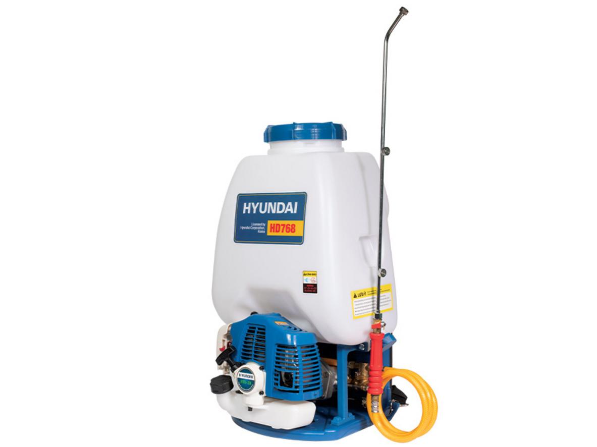 Bình 25 lít và động cơ 2 thì giúp Hyundai HD768 cơ động khi phun trên diện tích rộng.