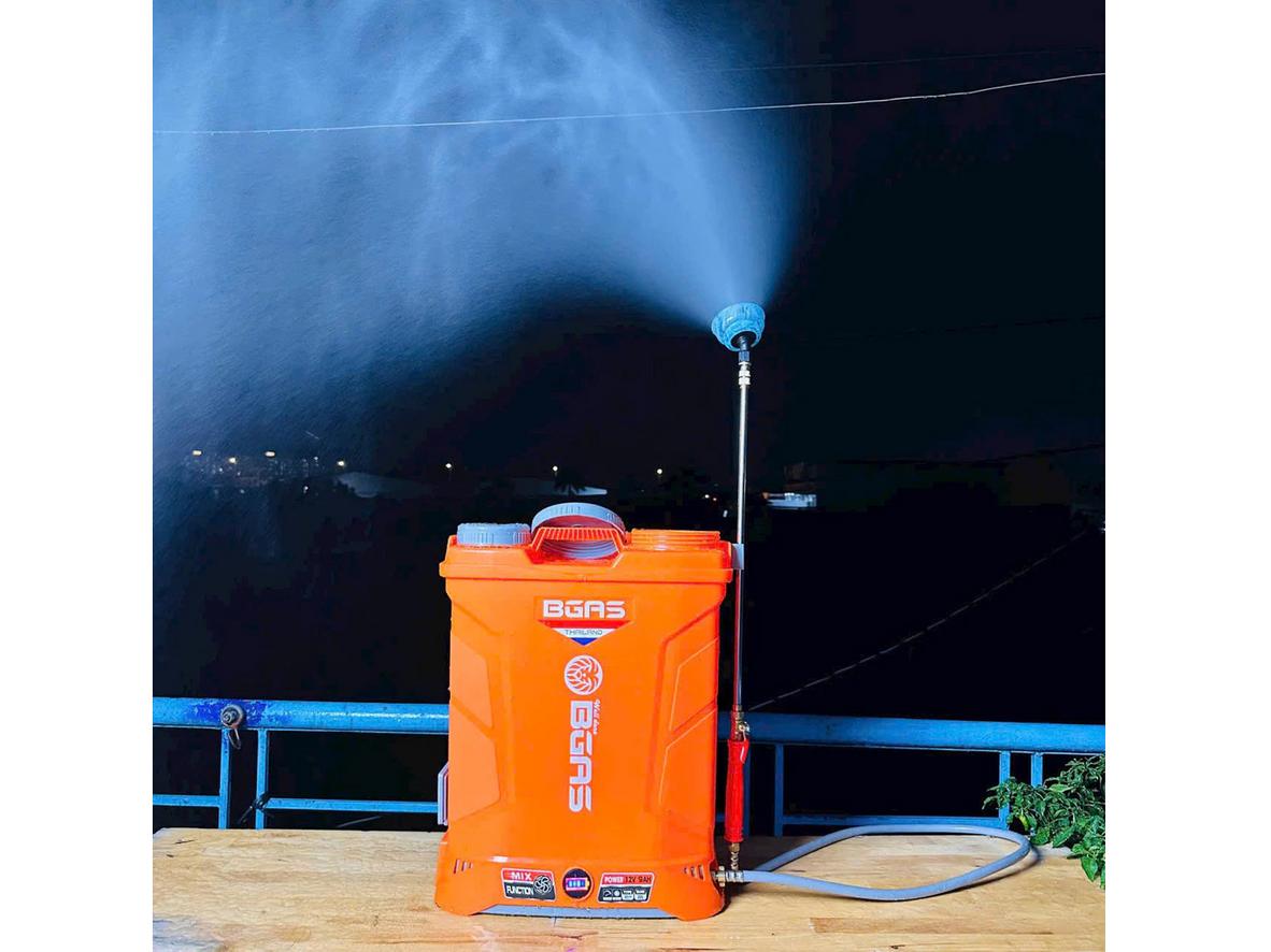 Cánh quạt khuấy thuốc giúp dung dịch không lắng cặn trong quá trình phun.