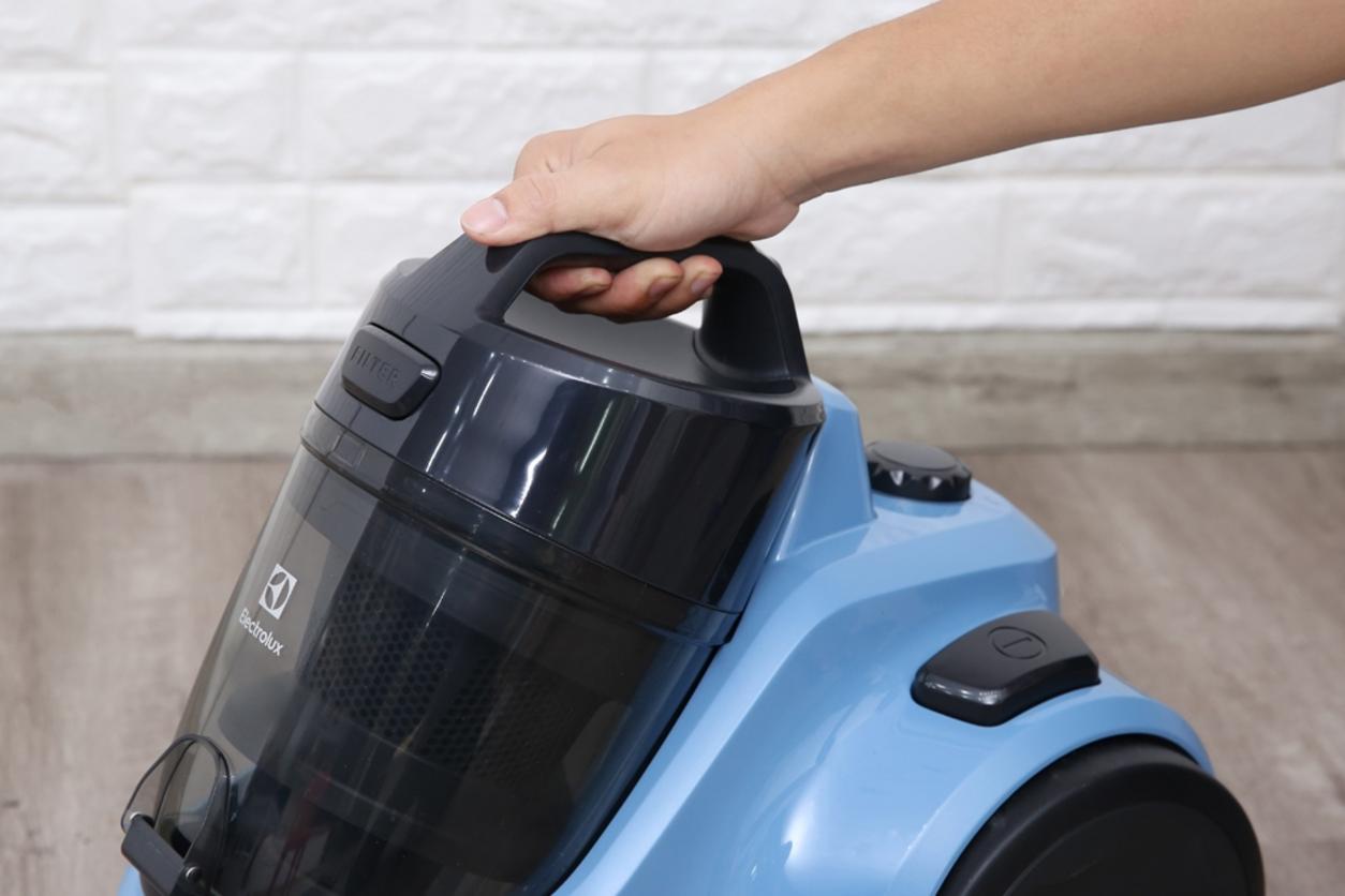 Bộ lọc HEPA 10 và lọc 4 bước hỗ trợ giữ bụi mịn tốt hơn khi vệ sinh nhà.