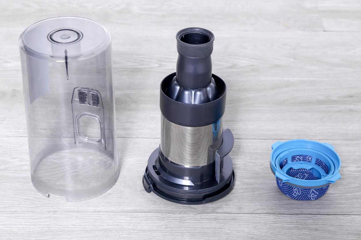 Hộp chứa bụi 0.8 lít dễ tháo rửa, tiện dùng hằng ngày.