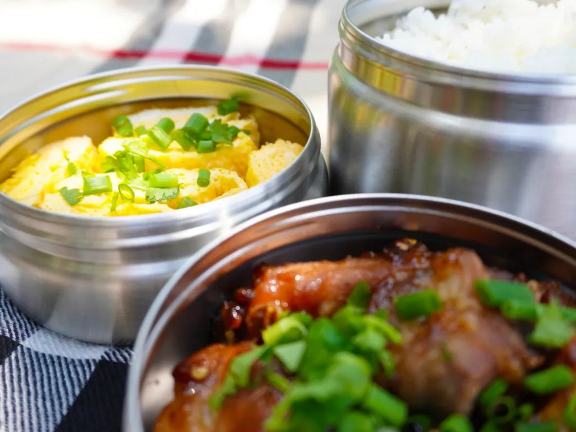 Thiết kế 3 ngăn dung tích 1,7L giúp tách món gọn gàng.