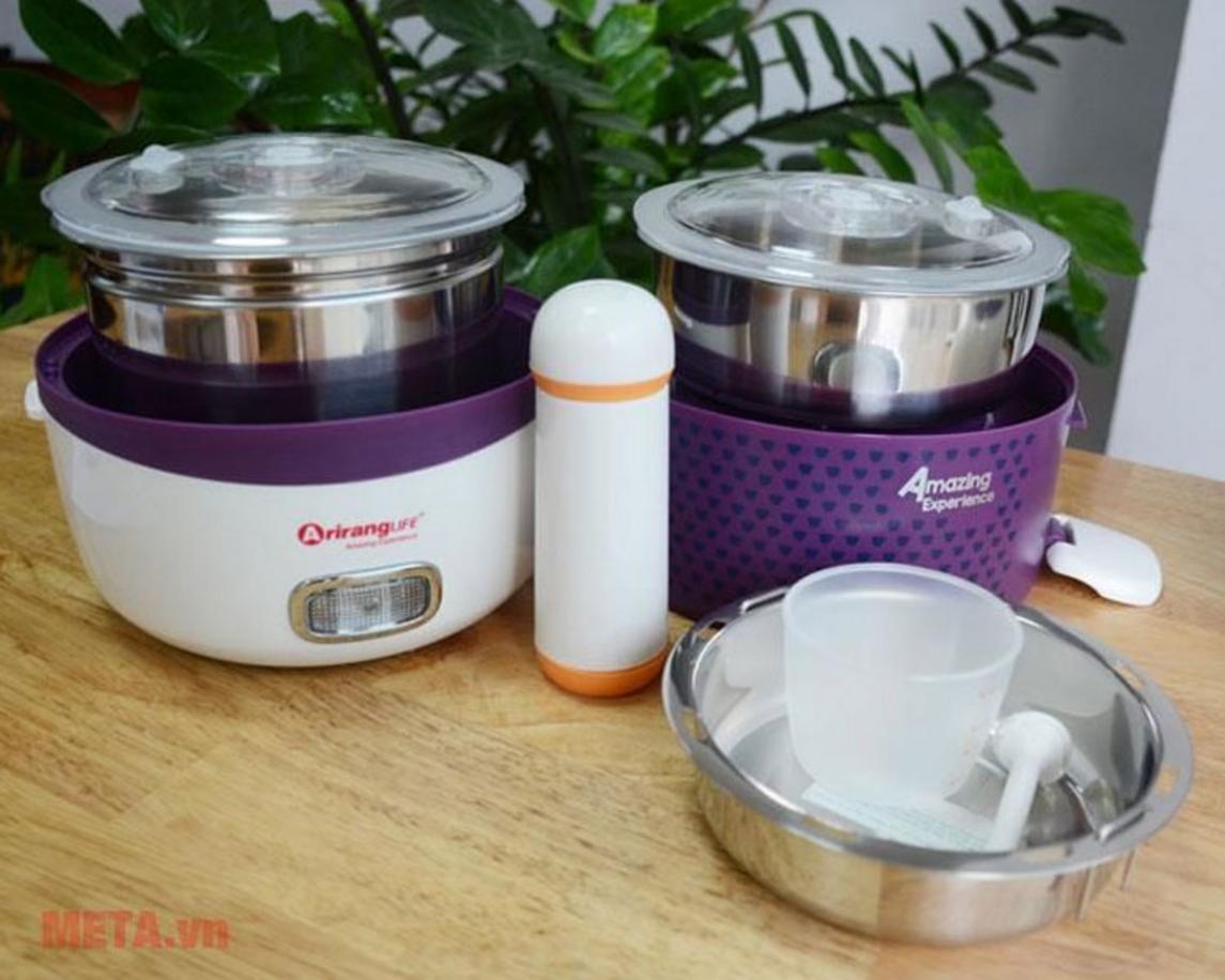 Thiết kế 3 ngăn inox không gỉ giúp chia món rõ ràng và hâm nóng đều.