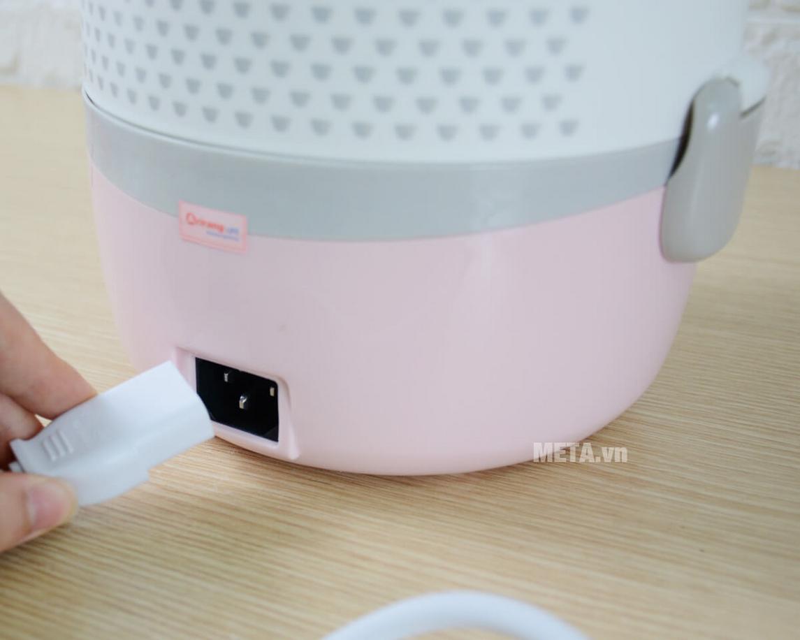 Thêm nước đúng cách giúp hộp cơm hâm đều và an toàn hơn.