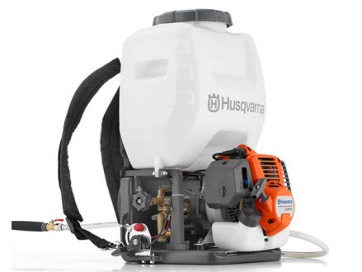 Cụm động cơ 2 thì và thiết kế đeo lưng của Husqvarna 321S25 cho ca làm việc dài.