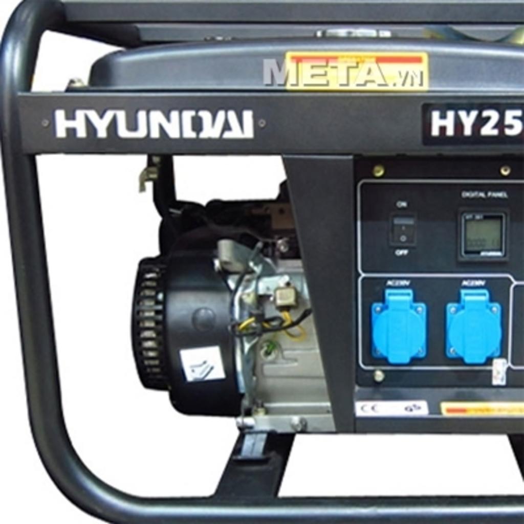 Bình xăng 13 lít giúp Hyundai HY2500L vận hành lâu hơn giữa các lần châm.