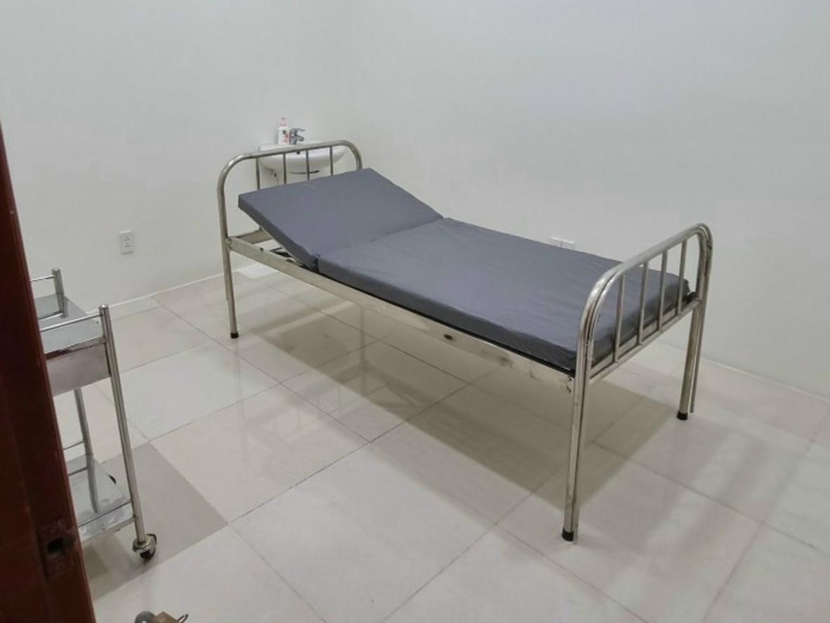 Inox SUS 201 sáng bóng, dễ vệ sinh và phù hợp môi trường y tế thường xuyên làm sạch.