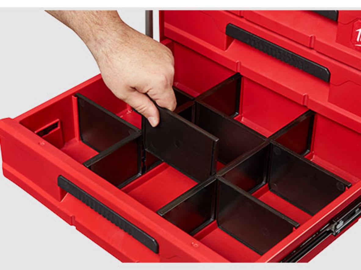 Polyme chống va đập và chuẩn IP65 giúp Milwaukee 8443 bền bỉ hơn khi làm việc thực địa.