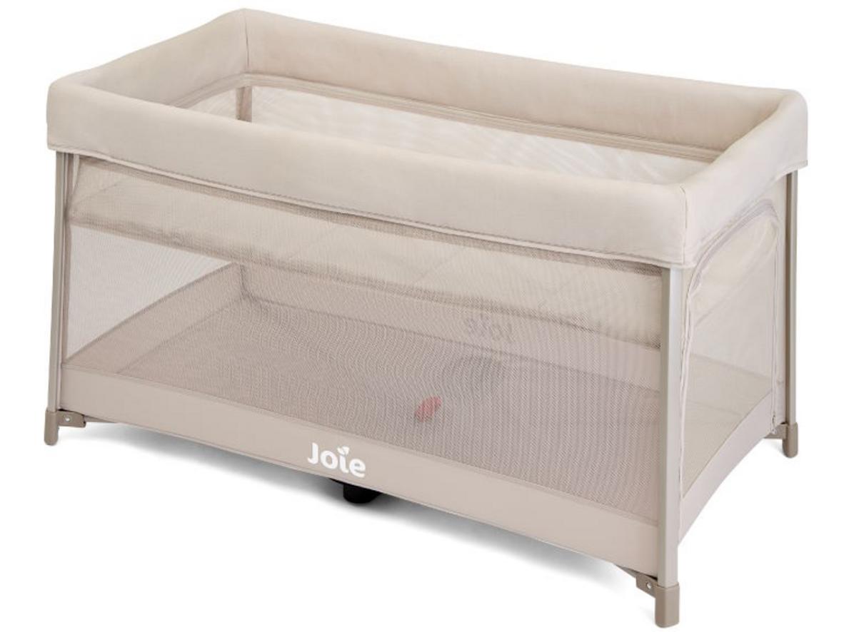 Đệm cao cấp và túi du lịch giúp Joie Amigo 120 Vanilla tiện mang theo hơn.