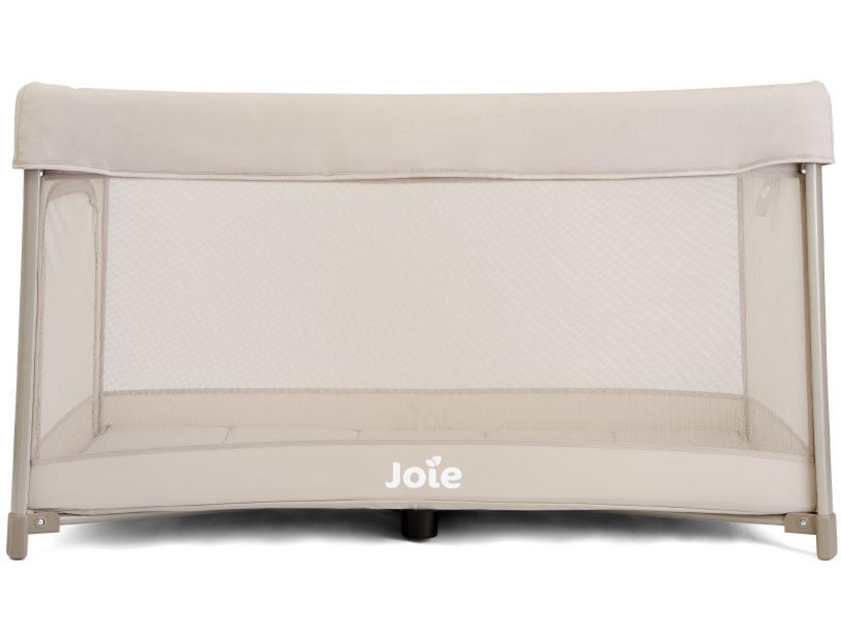 Cơ chế gấp gọn 1 thao tác giúp Joie Amigo 120 Vanilla tiện hơn cũi cố định.