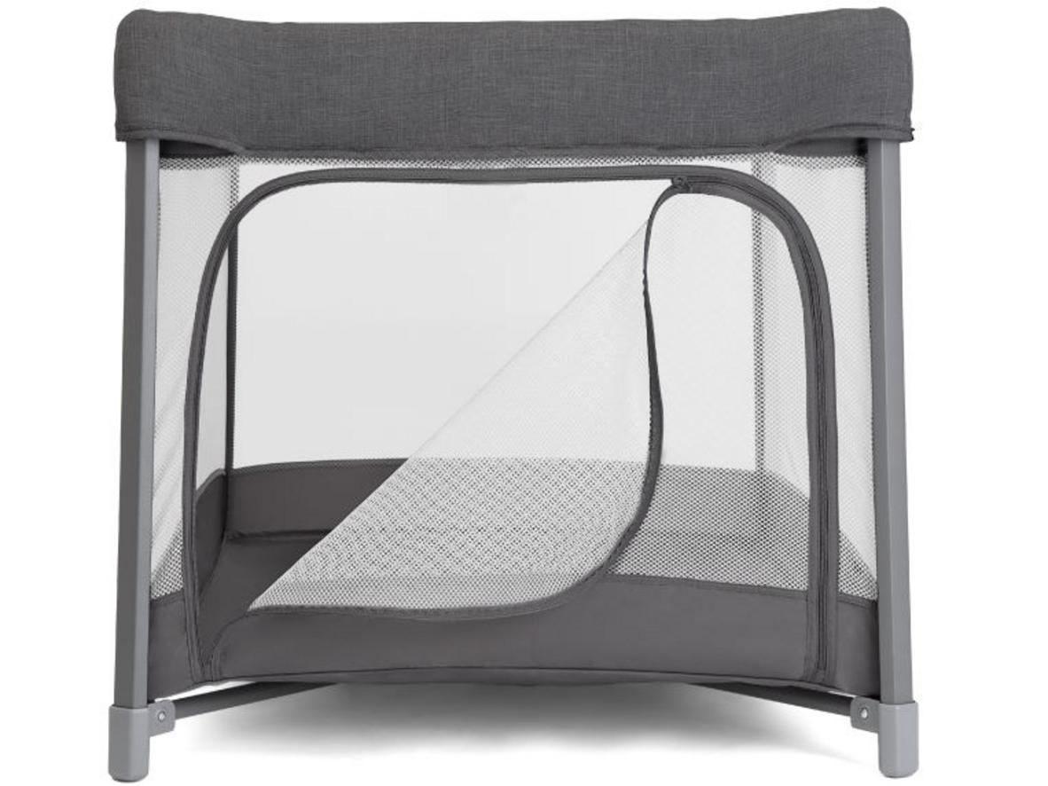 Joie Amigo Thunder gấp gọn chỉ còn 29cm x 29cm x 70.6cm.