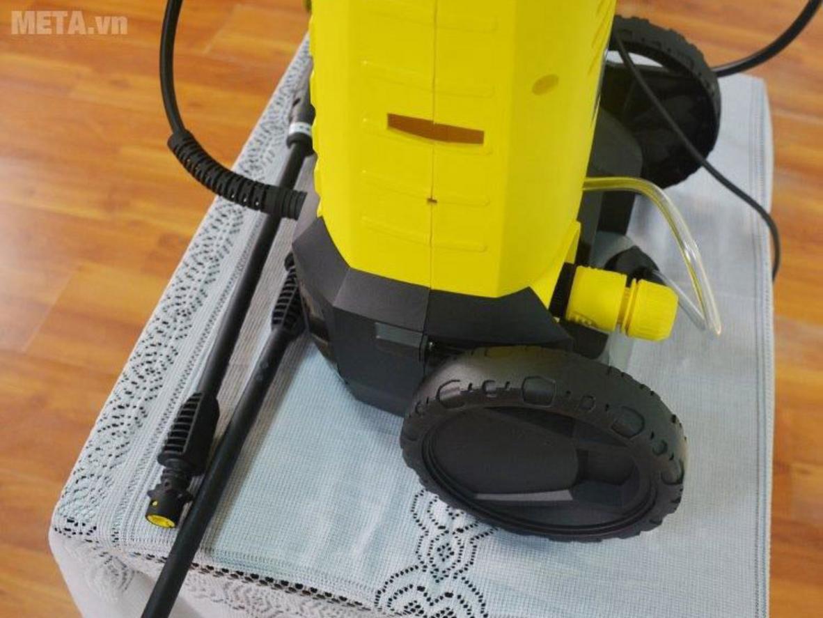 Dây phun áp lực 5m giúp thao tác quanh xe và góc hẹp thuận tiện.