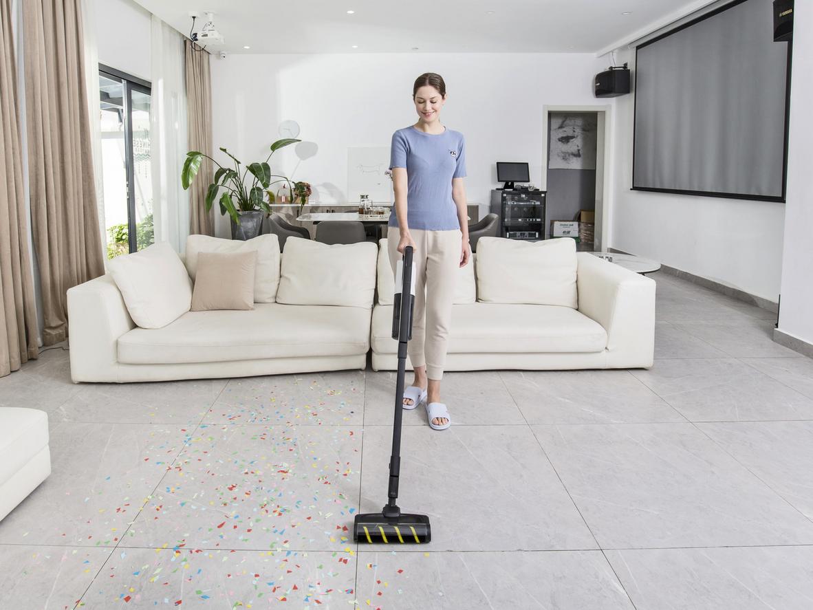 Lực hút 15.000 Pa giúp Karcher VC4 S xử lý bụi mịn, tóc và vụn bẩn hiệu quả.