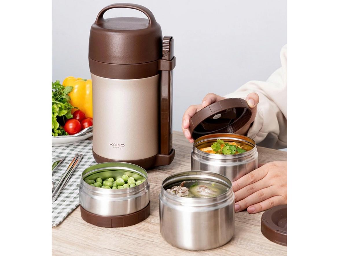 Kích thước cao 25cm của Kaiyo 1600ml đủ lớn cho bữa trưa nhưng vẫn dễ mang theo.