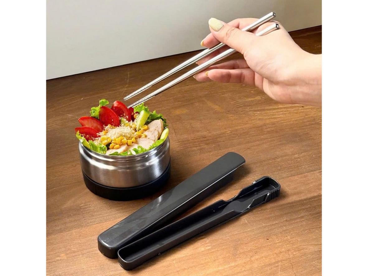 Kích thước cao 25cm của Kaiyo 1600ml đủ lớn cho bữa trưa nhưng vẫn dễ mang theo.