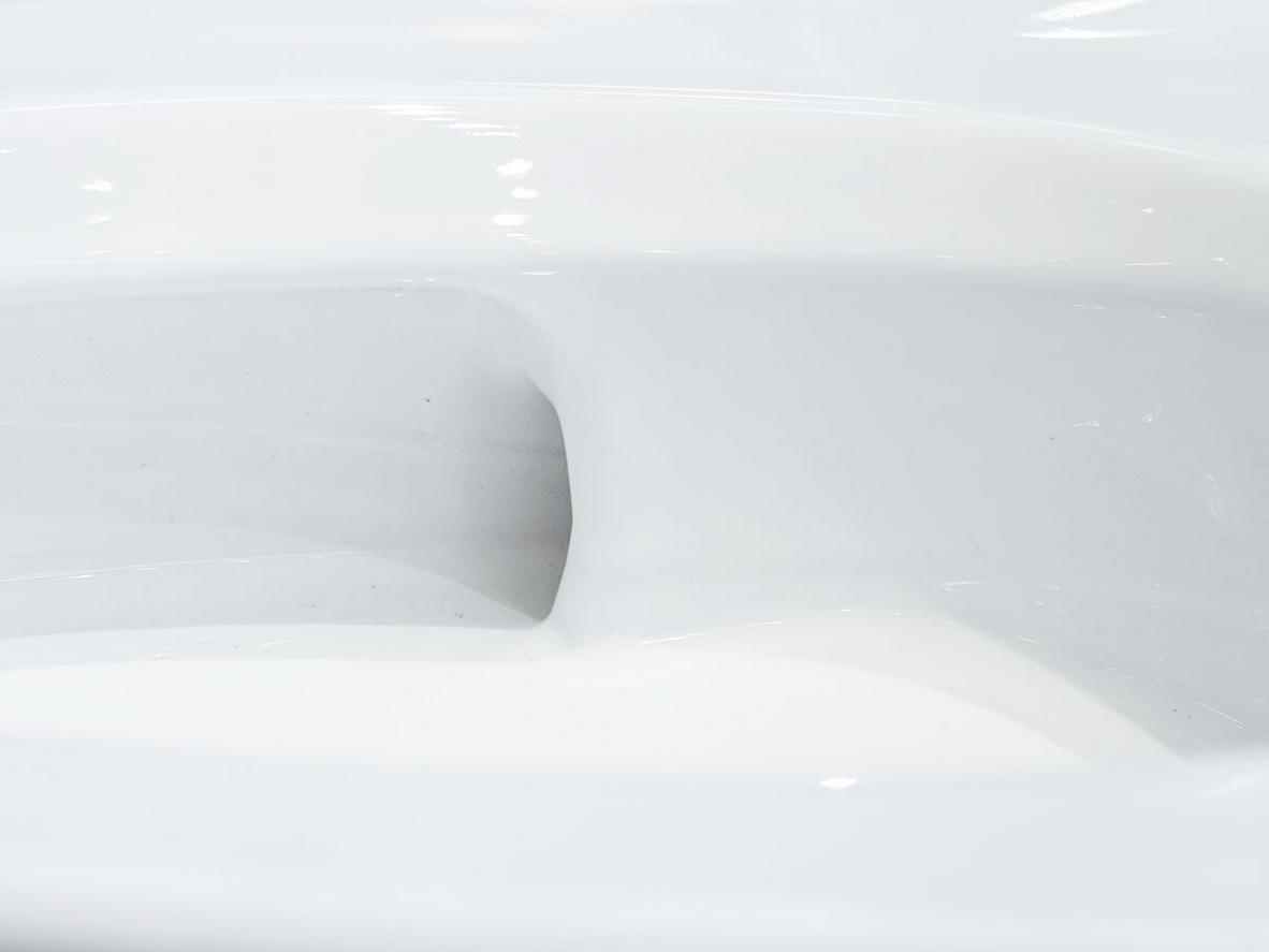 Kích thước 740 x 490 x 610 mm và tâm xả 305 mm phù hợp phòng tắm hiện đại.