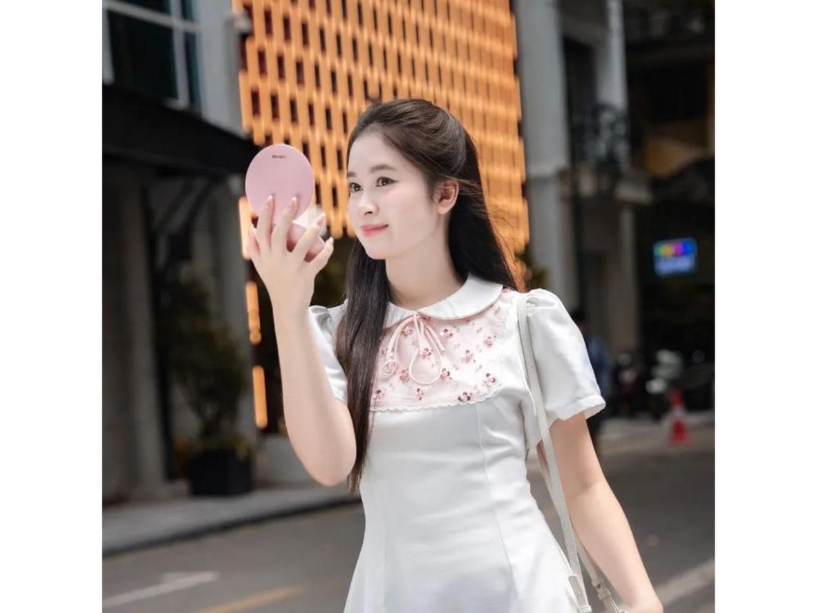 Kính gương và nhựa cao cấp giúp sản phẩm gọn nhẹ, bền khi mang theo.