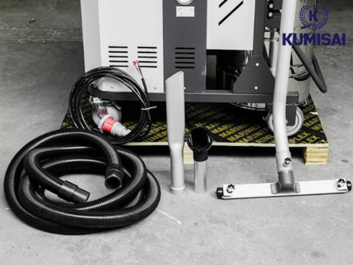 Công suất 7.500W và điện 380V giúp KMS100 vận hành ổn định cho nhà xưởng.