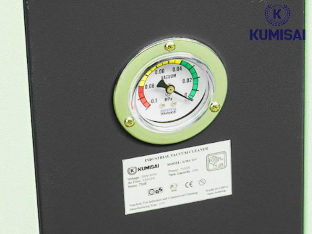 Lưu lượng khí 530 m³/h và lực hút 330 mbar giúp KMS100 làm sạch nhanh.
