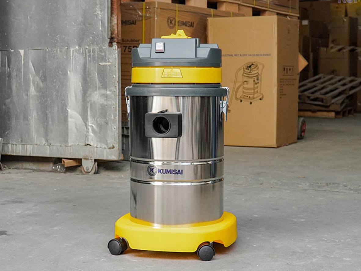 Công suất 1800W và lưu lượng khí 125 L/s giúp KMS 35 hút nhanh hơn trên sàn cứng.