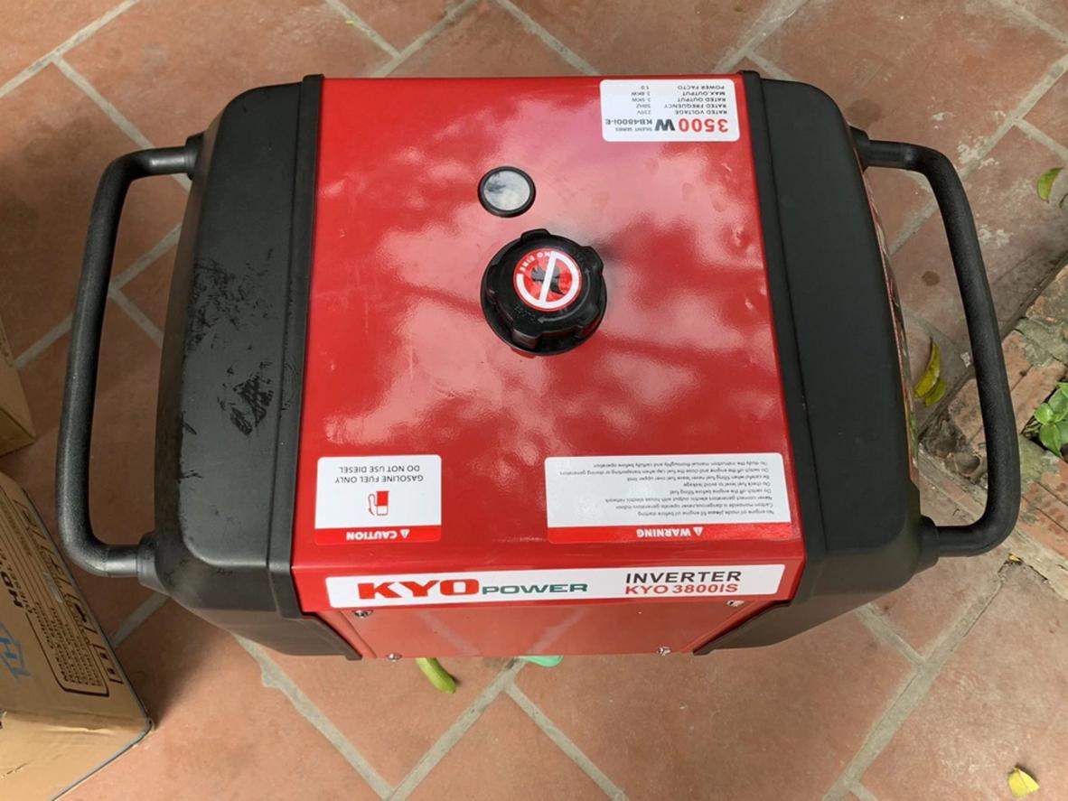 Cận cảnh máy phát điện chạy xăng Kyo Power Inverter THG3800IS 3.5 KVA với thiết kế gọn và bảng điều khiển rõ ràng.