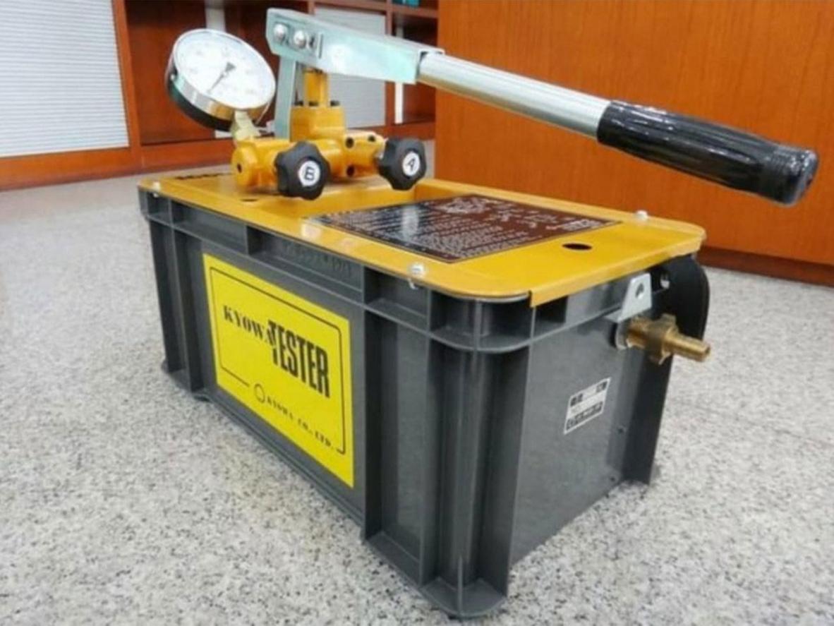 Kyowa T-300N thao tác tay linh hoạt, phù hợp kiểm tra áp lực 300 kg/cm² tại công trình.