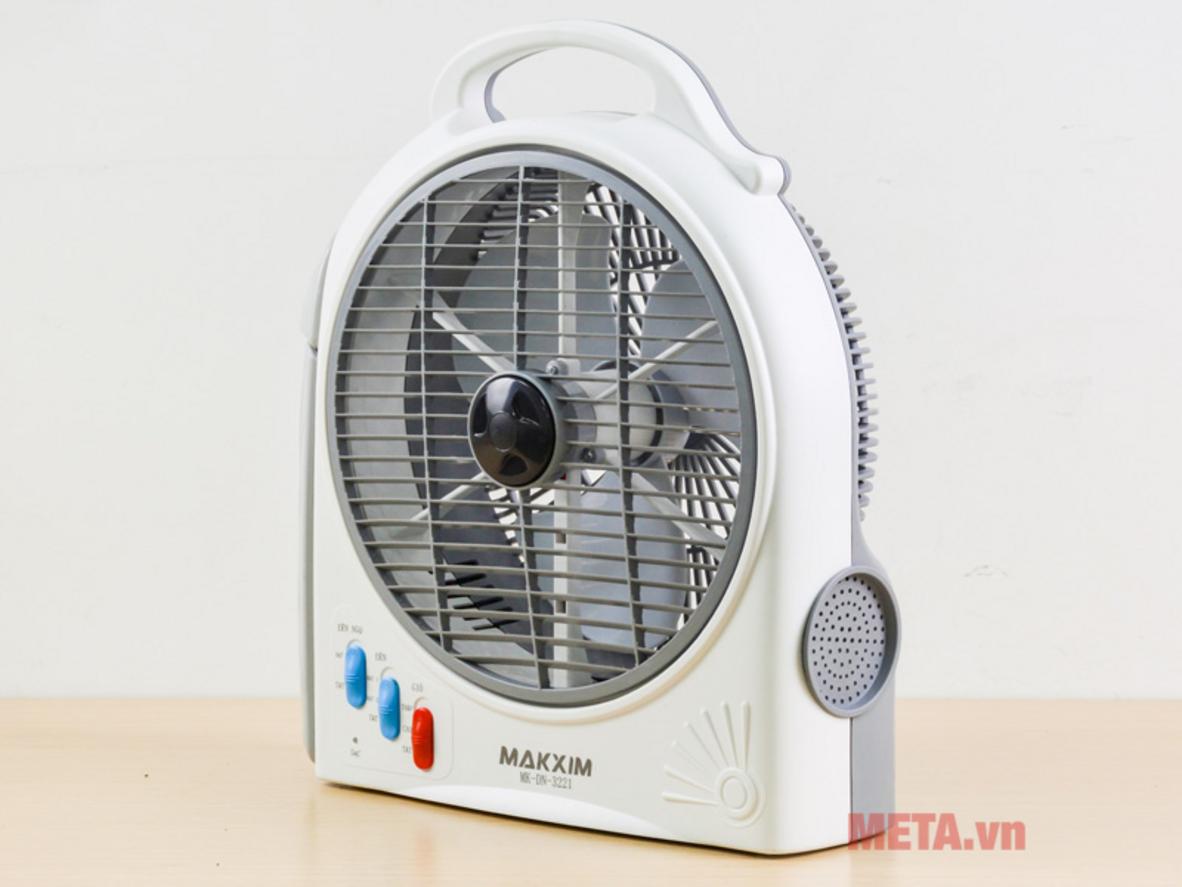 Lồng 30cm, 3 cánh tạo luồng gió gọn cho không gian nhỏ.