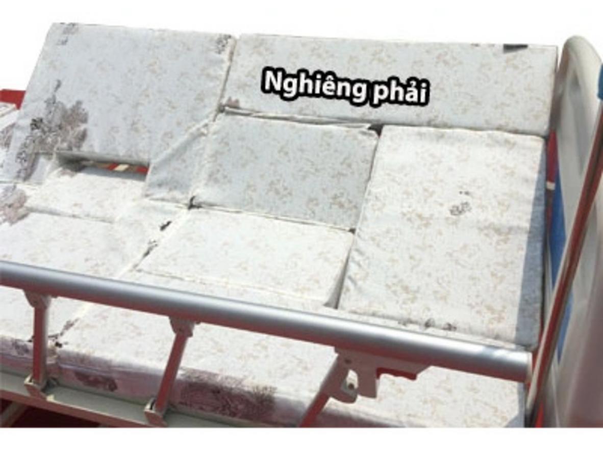 Bô vệ sinh và bàn ăn giúp chăm sóc ngay trên giường tiện hơn.