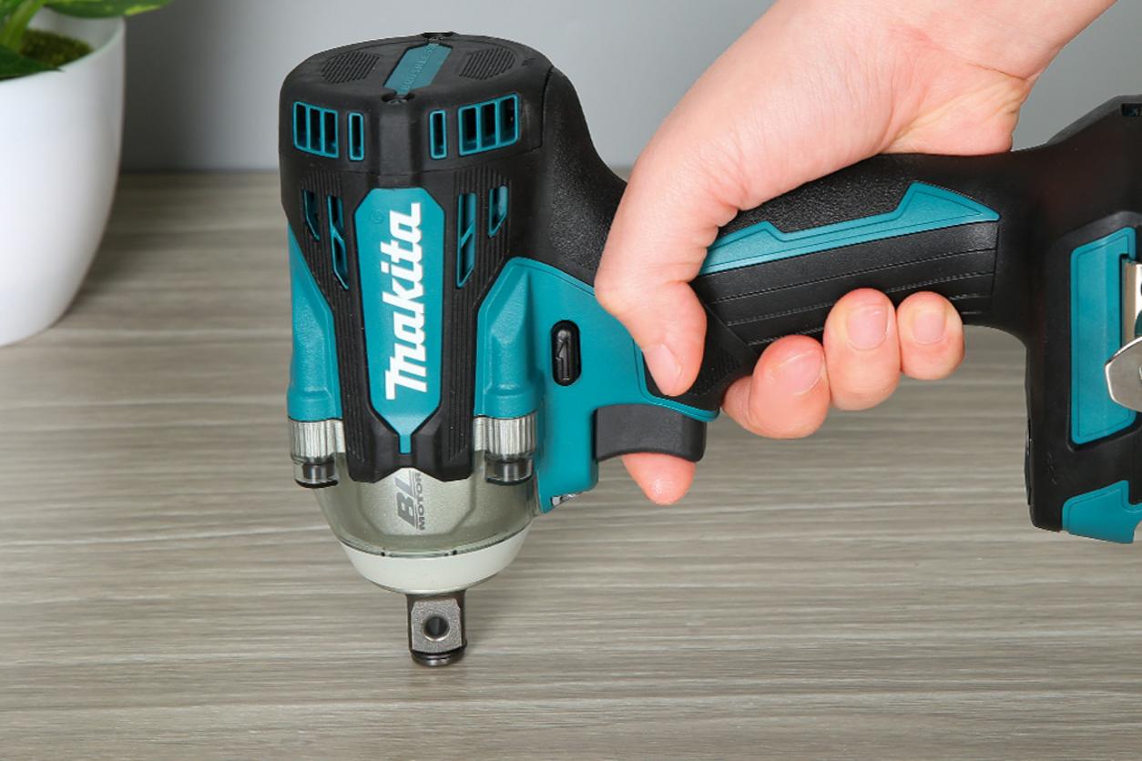 Makita DGA404Z 100 mm hỗ trợ mài, cắt và xử lý ba via trong không gian hẹp.