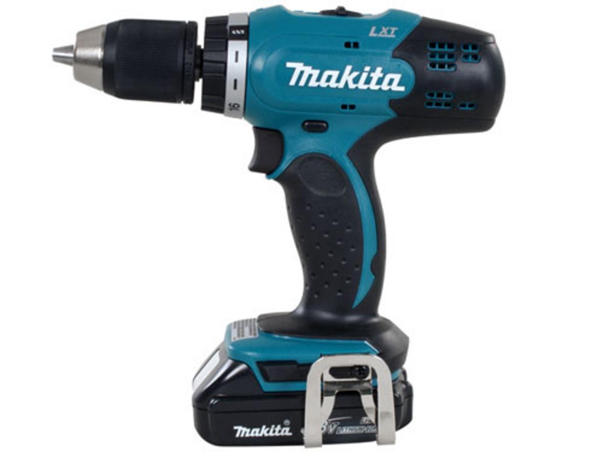 Makita DLX2022 tách bạch máy khoan và máy siết vít để tăng tốc độ thi công.