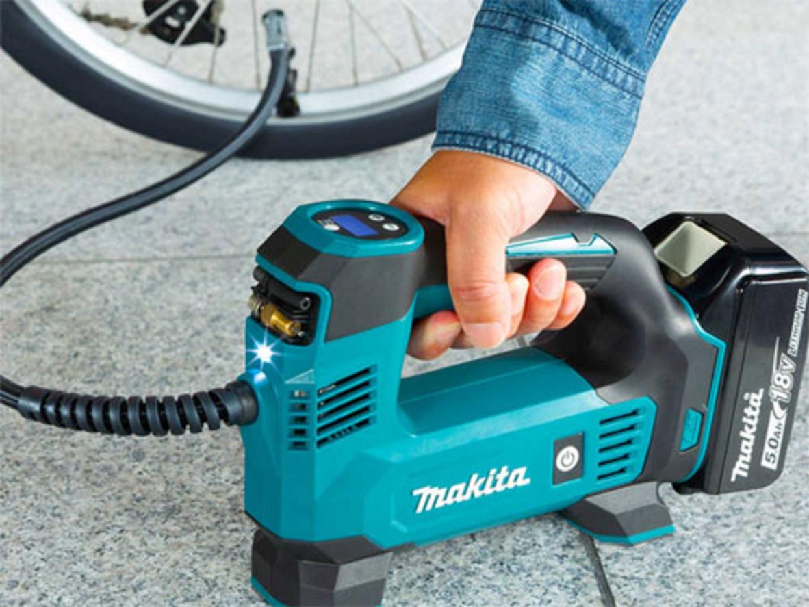 DMP180 giúp bơm lốp xe máy, ô tô nhanh gọn ngay tại chỗ.