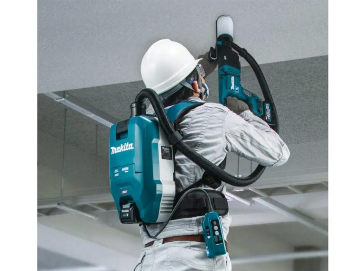 Makita VC009GZ tối ưu cho công việc vệ sinh di chuyển liên tục trong không gian hẹp.