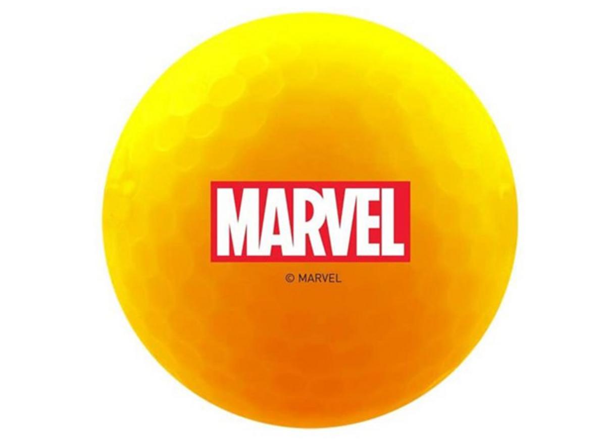 Lớp phủ matte-finish giúp bóng golf Volvik Marvel Thor Pack dễ nhìn hơn dưới ánh sáng mạnh.