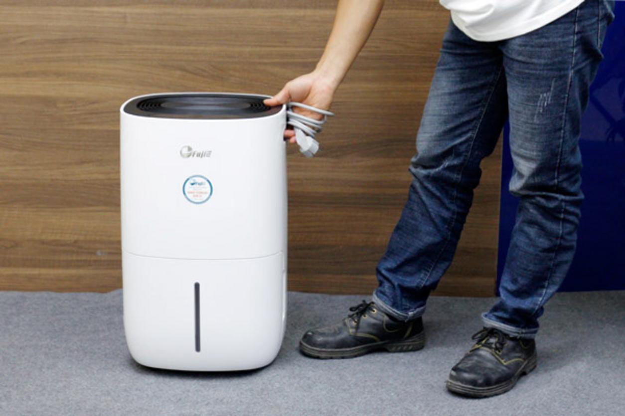 Cận cảnh FujiE HM-920EN với HEPA, bình chứa 5 lít và điều khiển cảm ứng.