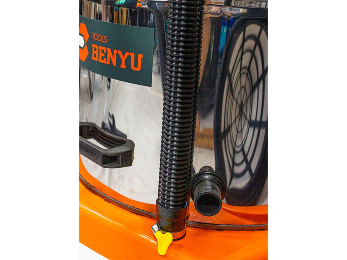 Bánh xe di chuyển giúp máy dễ kéo đẩy dù thùng chứa 70 lít.