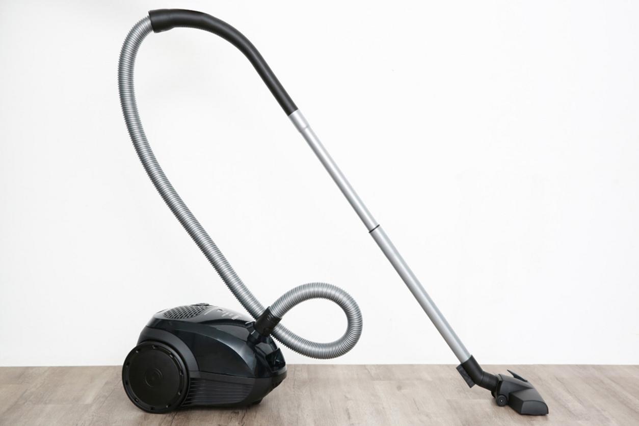 Máy hút bụi Bosch BGN21800 (1800w) gọn nhẹ, phù hợp gia đình cần hút mạnh và thao tác nhanh.