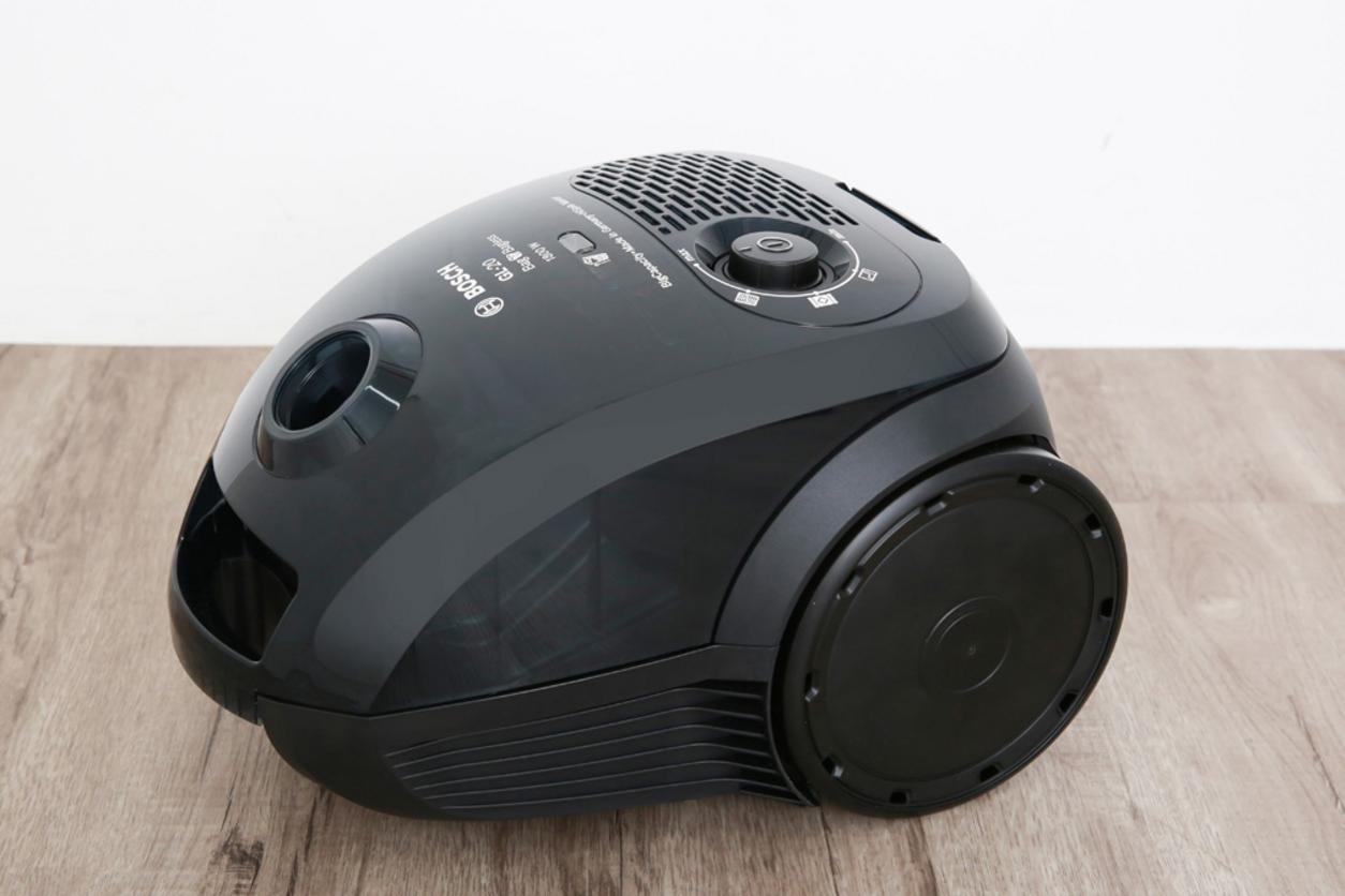 Bosch BGN21800 1800W: lực hút mạnh, di chuyển nhẹ và phù hợp dọn nhà nhanh.