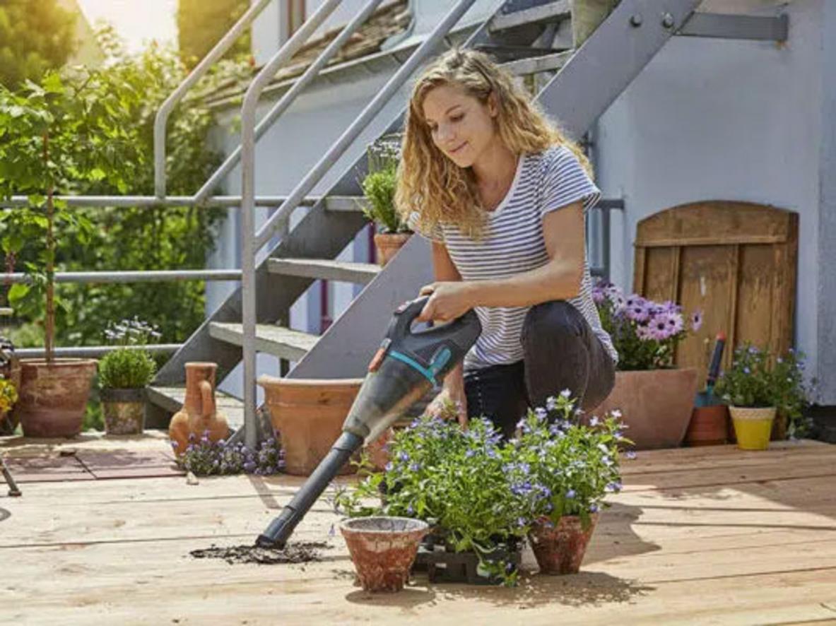 Máy hút bụi cầm tay Gardena 09339-20 dùng pin, phù hợp dọn bụi ẩm và khô cho sân vườn, gara, ô tô.