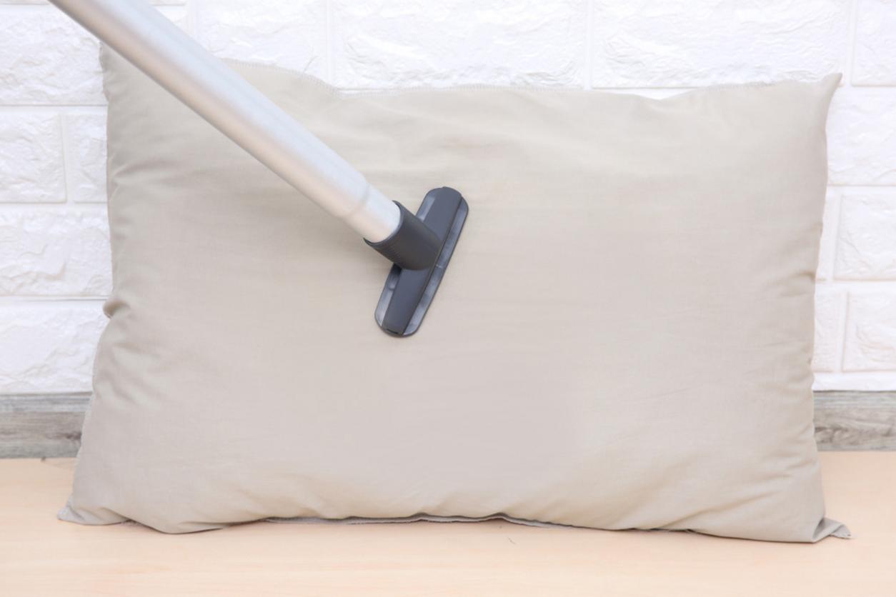 Lực hút 17100 Pa giúp máy làm sạch nhanh trên sàn cứng, thảm và sofa.
