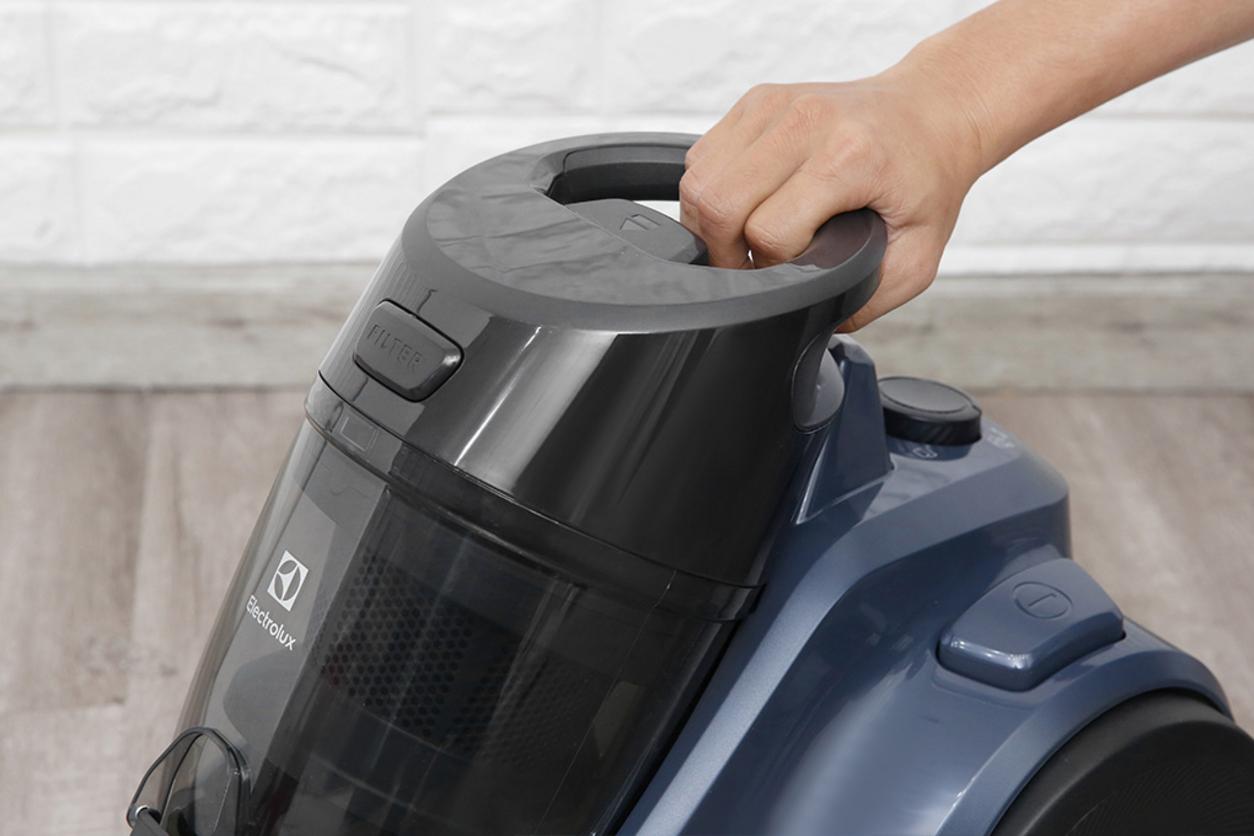 Bộ lọc HEPA kép hỗ trợ giữ bụi mịn tốt hơn trong quá trình hút dọn.