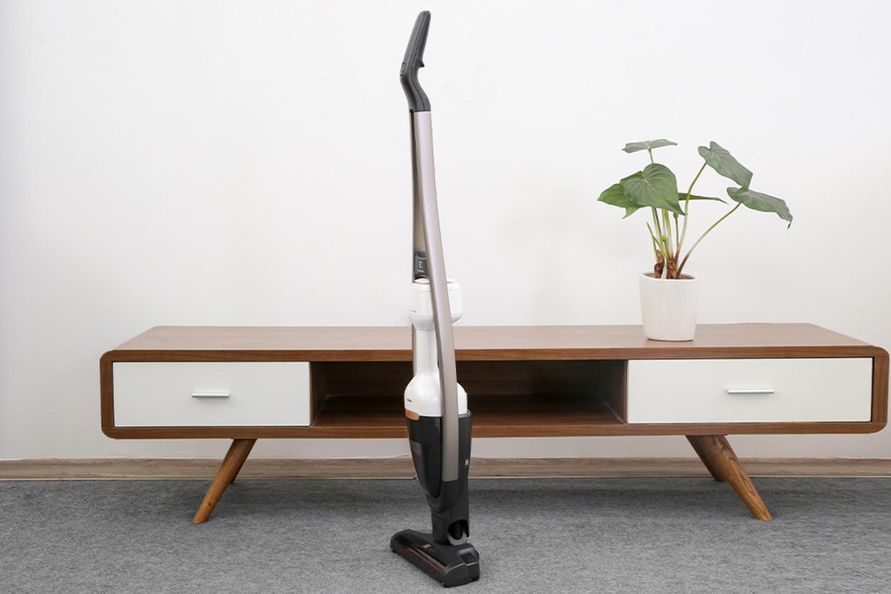 Electrolux PQ91-3BW cho thao tác dọn nhanh ở sàn nhà, sofa và góc hẹp.