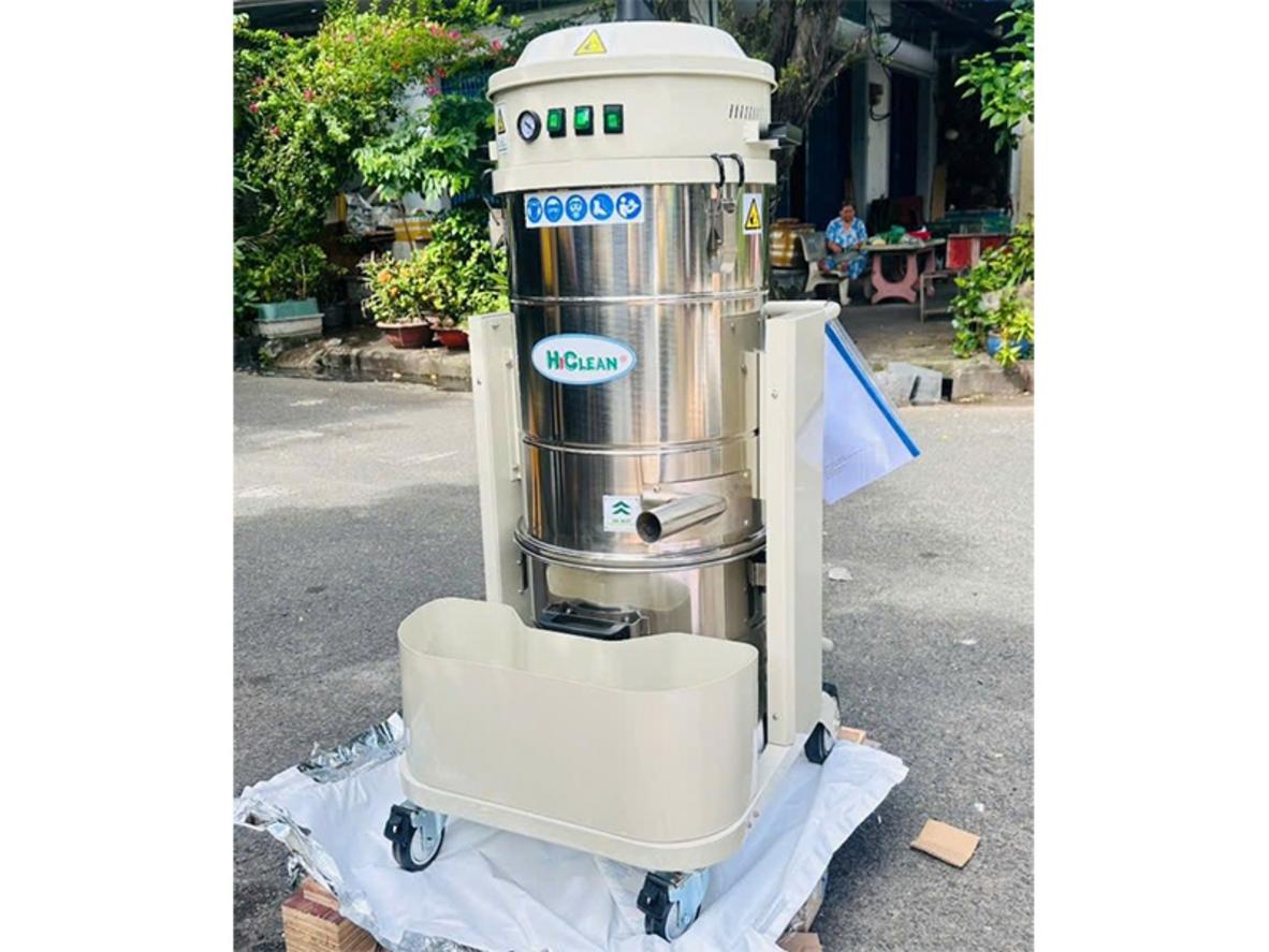 Thùng chứa 65 lít và ống hút Ø50 mm giúp HiClean HC 36J phù hợp làm việc liên tục trong xưởng.