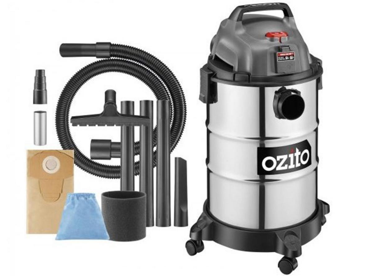 Máy hút bụi khô và ướt Ozito VWD-1530 30 lít với thùng inox lớn và phụ kiện đi kèm.