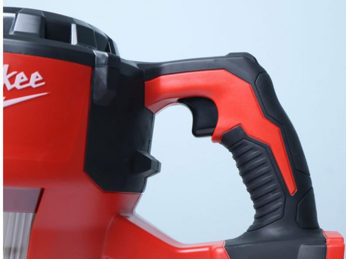 Milwaukee M18 CV-0 nổi bật với lực hút mạnh, ống hút dài 120 cm và lọc HEPA.