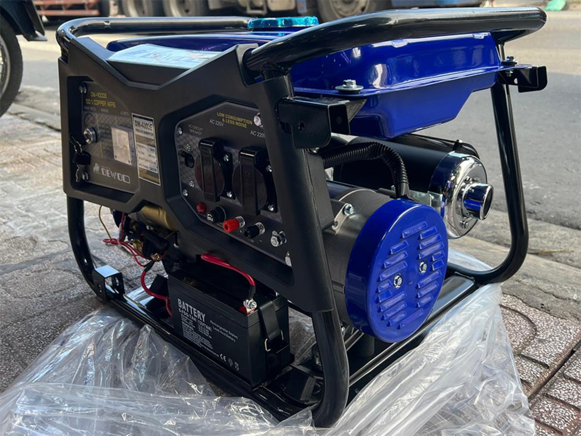 Thông số máy phát điện Dewoo DW-4000E: 3.0 KVA, 230V/50Hz, bình xăng 15 lít.