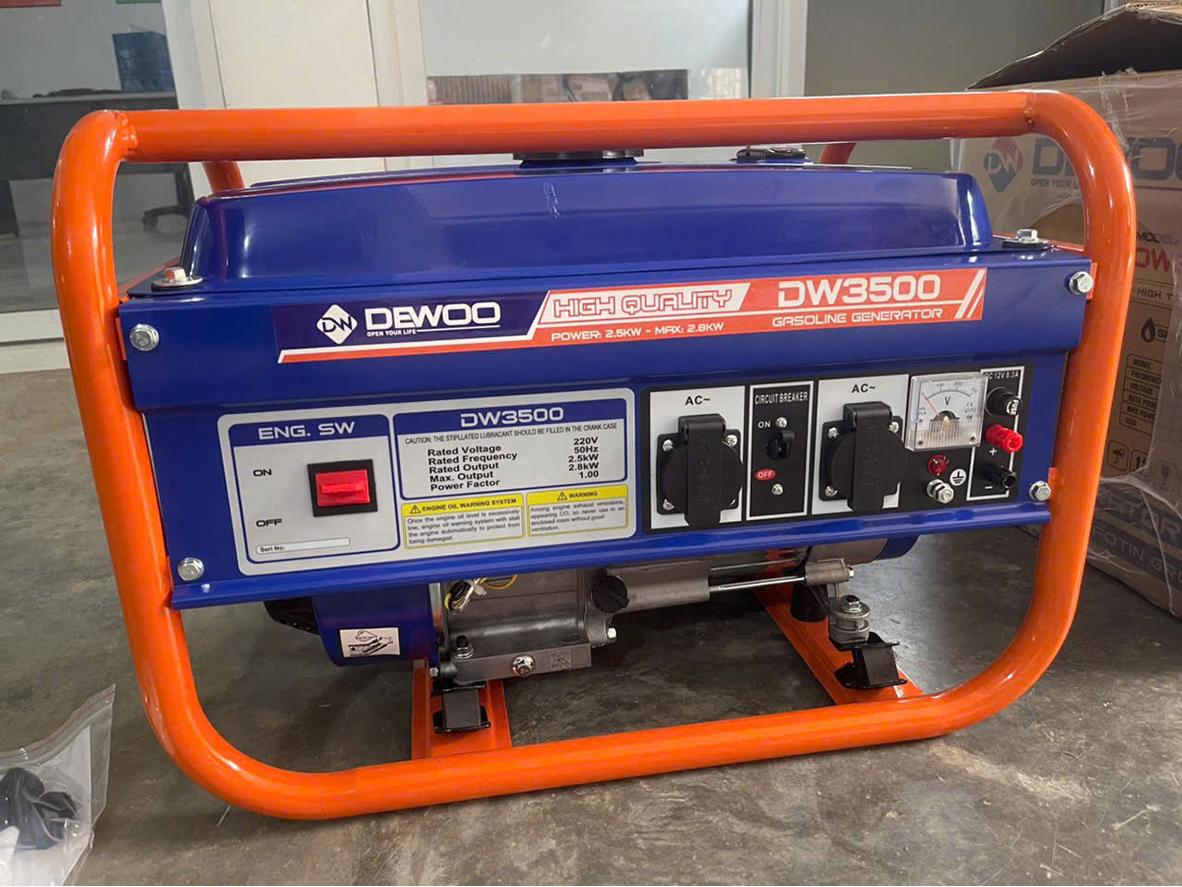 Động cơ xăng 4 thì và khởi động giật nổ giúp Dewoo DW3500 dễ vận hành, phù hợp nhu cầu dự phòng.