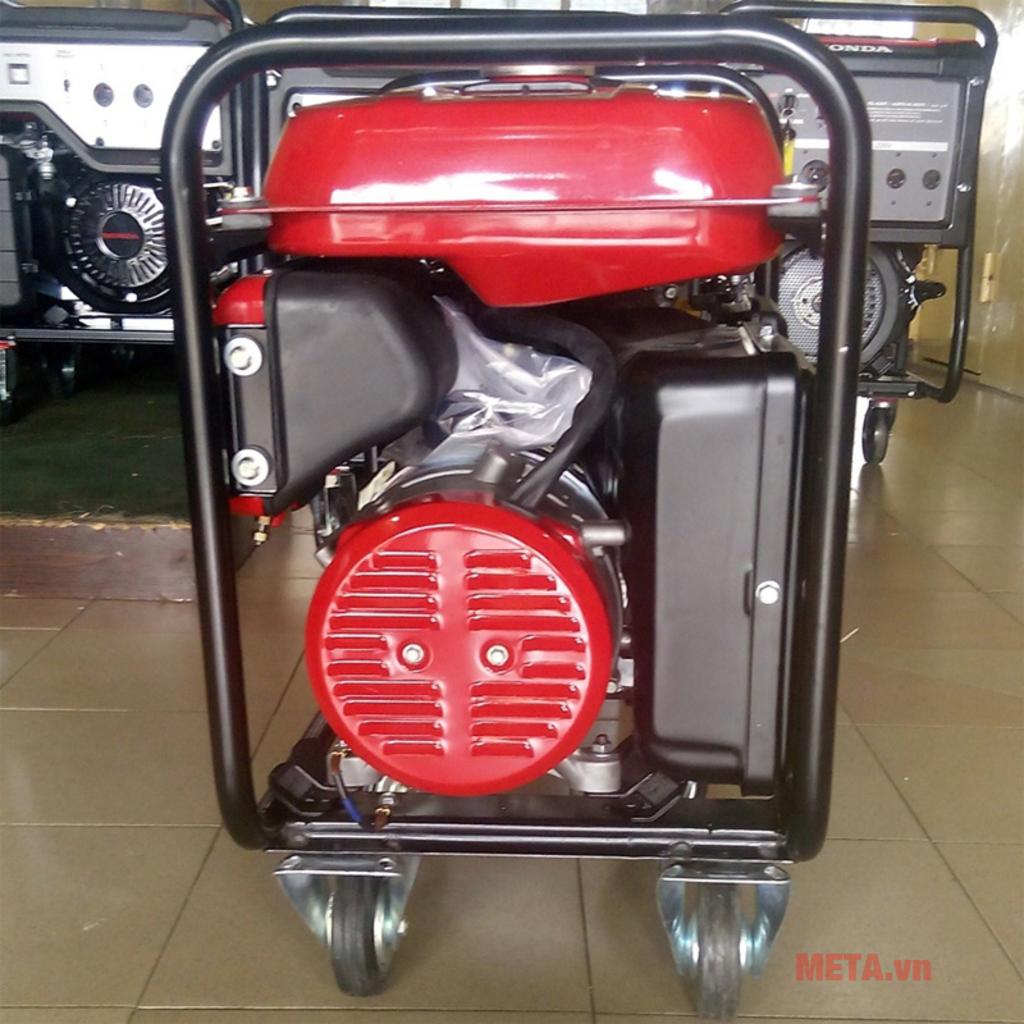 Động cơ Honda 4 thì, bình xăng 10 lít và cơ chế tự ngắt khi thiếu dầu là các điểm an toàn đáng chú ý của EB2200.