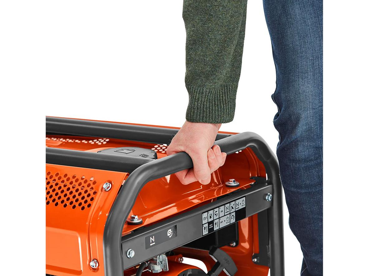 Máy phát điện Husqvarna G3200P 2.7kW cho điện dự phòng gia đình và cửa hàng nhỏ.