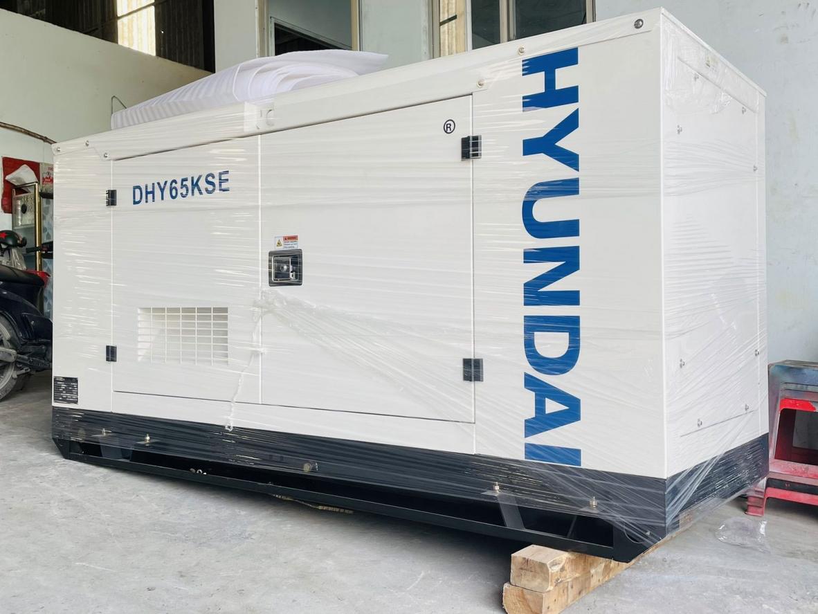 Cấu hình máy phát điện Hyundai 60kVA DHY65KSE với động cơ, đầu phát và vỏ chống ồn đồng bộ.